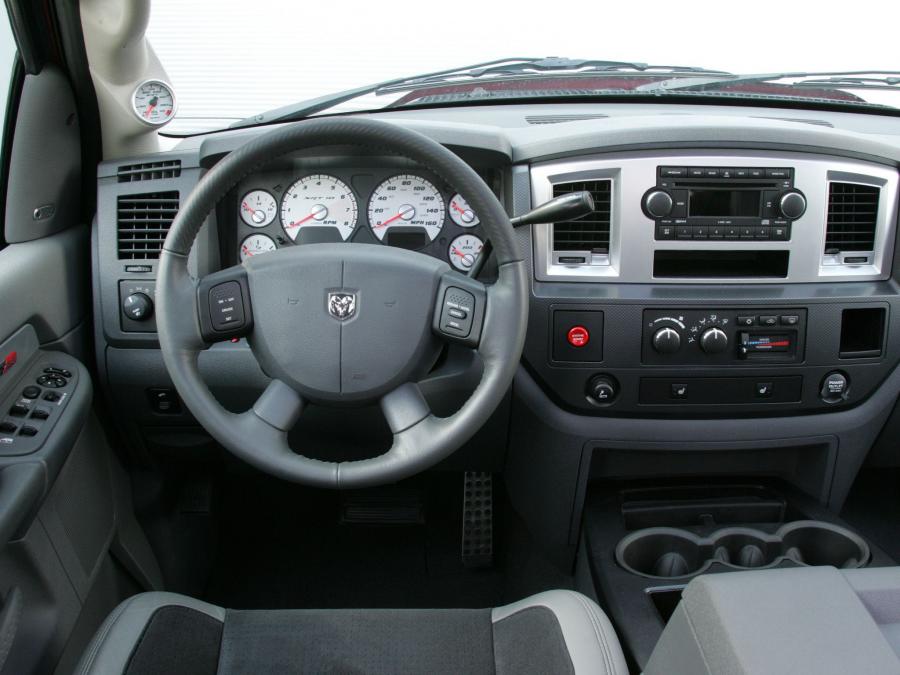  Dodge Ram SRT10 Quad Cab 2005 года  (фото 18 из 27)